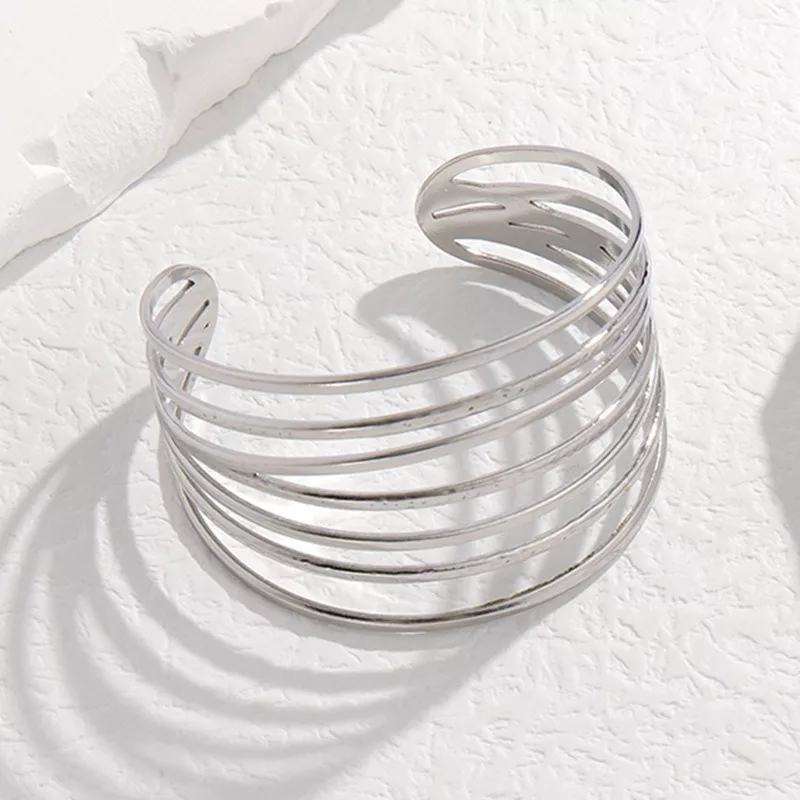 Bracelet manchette femme en acier inoxydable avec lignes géométriques – vue 2