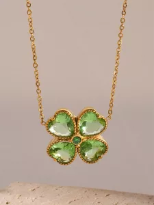 Collier en or orné d'un pendentif en forme de trèfle à quatre feuilles, comportant quatre pierres précieuses vertes en forme de cœur et une petite pierre verte ronde au centre.