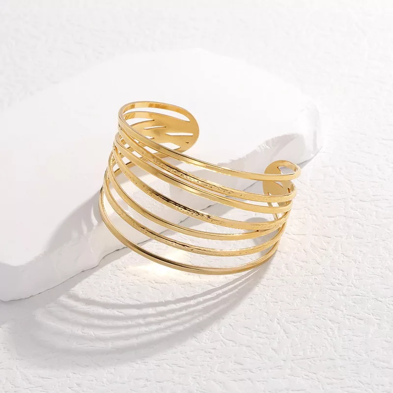 Bracelet manchette femme en acier inoxydable avec lignes géométriques – vue 6