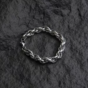 Bracelet homme maille corde en acier inoxydable sur fond ardoise
