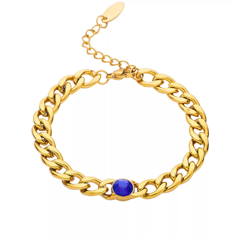 Bracelet à chaîne en or orné d'une pierre ovale bleue en son centre et doté d'un fermoir réglable, présenté sur fond blanc.