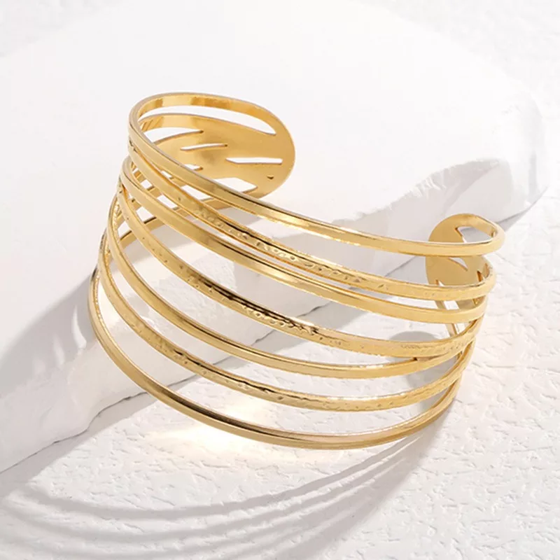 Bracelet manchette femme en acier inoxydable avec lignes géométriques