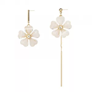 Boucles d'oreilles asymétriques fleurs blanches