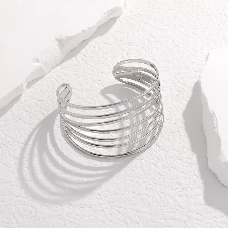 Bracelet manchette femme en acier inoxydable avec lignes géométriques – vue 5