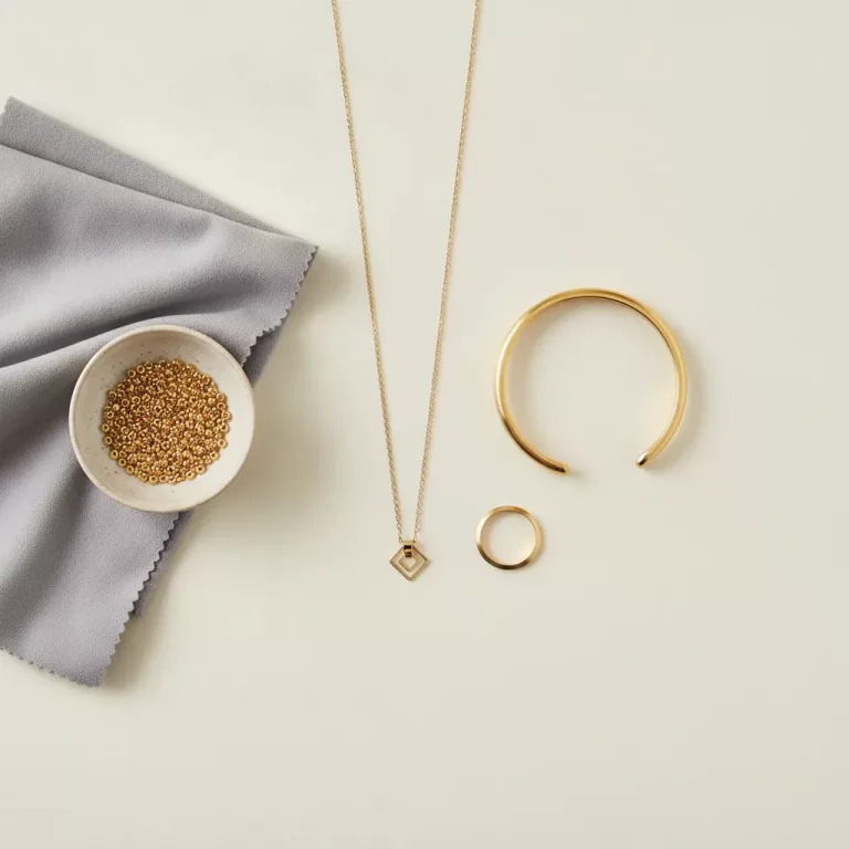 Bijoux en acier inoxydable doré et chiffon d'entretien