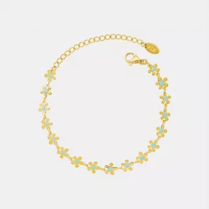 Un bracelet en chaîne dorée orné de petites breloques en forme de fleurs bleues et jaunes, réglable grâce à un fermoir mousqueton et à une chaîne d'extension.