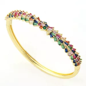 Bracelet zircon coloré en laiton doré porté au poignet