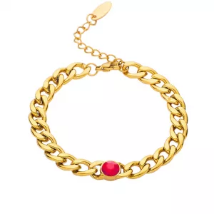 Un bracelet en chaîne d'or orné d'une seule pierre précieuse rouge au centre et muni d'un fermoir réglable à l'une de ses extrémités.