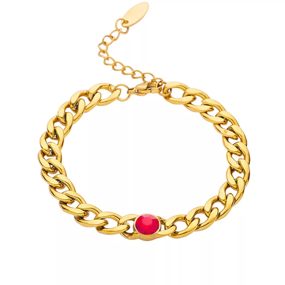 Un bracelet en chaîne d'or orné d'une seule pierre précieuse rouge au centre et muni d'un fermoir réglable à l'une de ses extrémités.