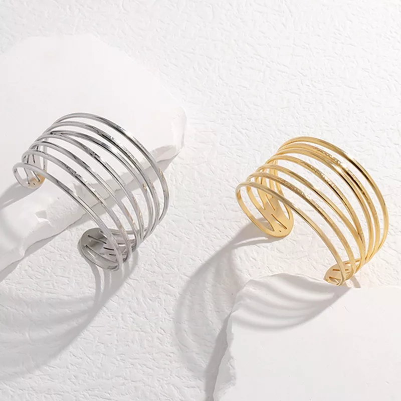 Bracelet manchette femme en acier inoxydable avec lignes géométriques – vue 3