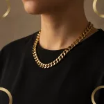 Collier maille cubaine dorée portée près du cou