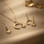 Bijoux lune et étoile dorés, symboles célestes