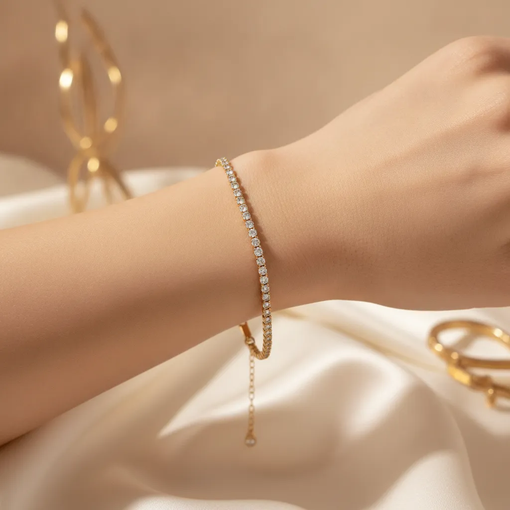 Bracelet tennis doré à ligne de zircons portée au poignet