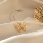 Bijou papillon doré, symbole de transformation