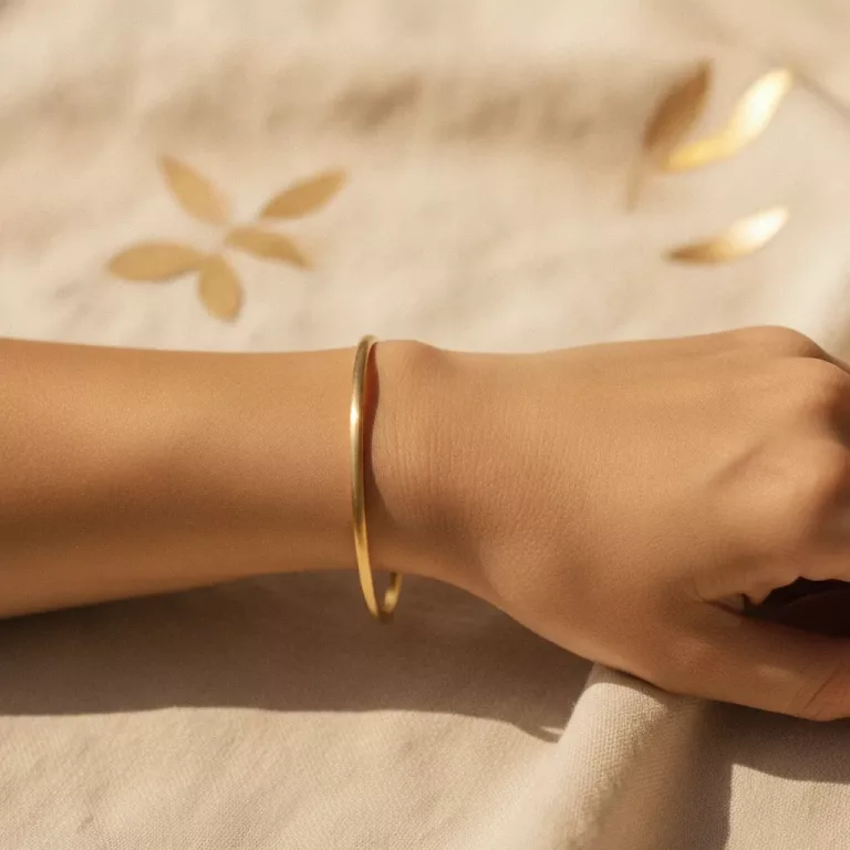 Comment porter un bracelet jonc : jonc doré fin porté seul au poignet