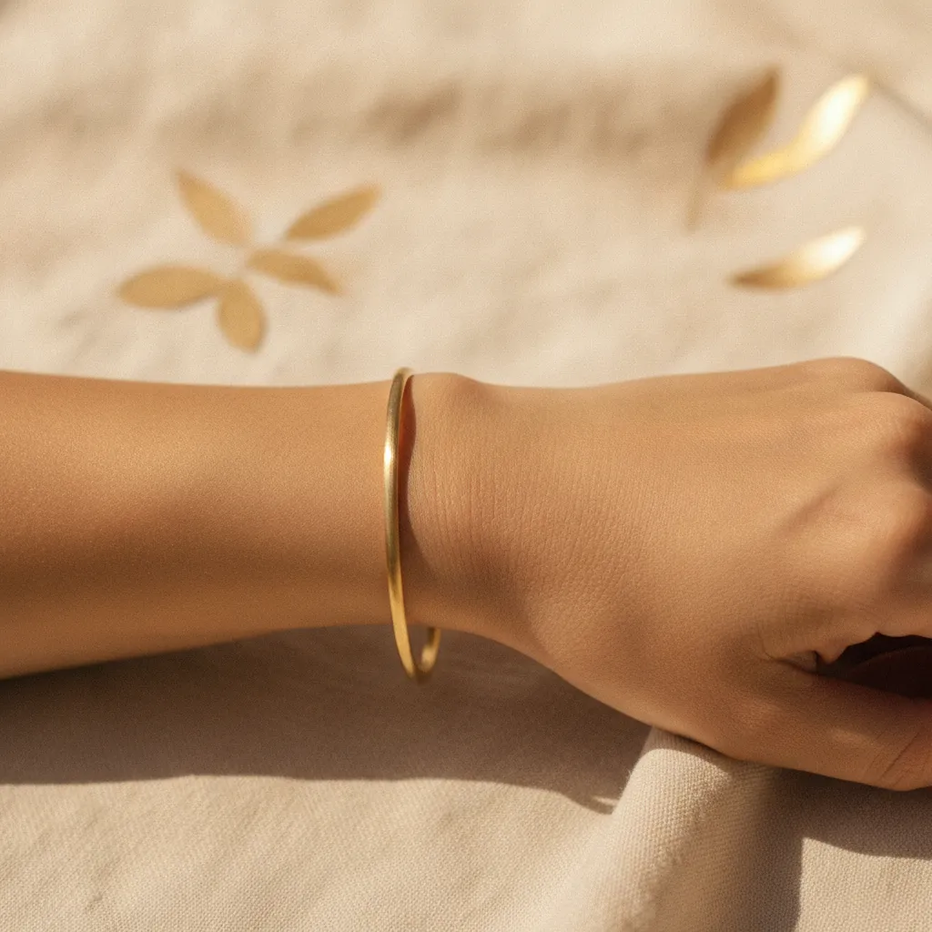 Comment porter un bracelet jonc : jonc doré fin porté seul au poignet