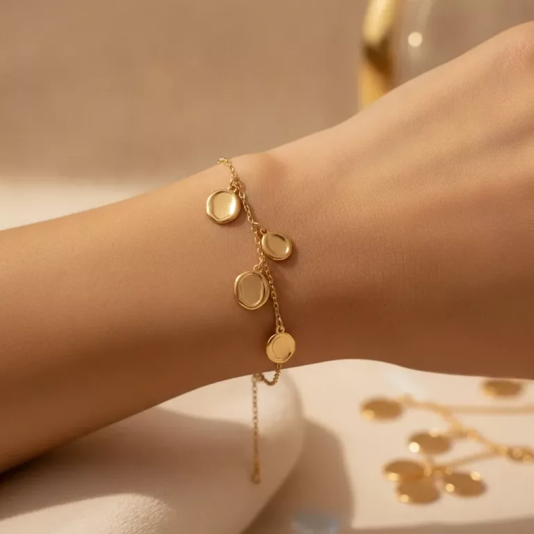 Bracelet à breloques dorées à médailles portées au poignet