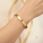 Bracelet chiffres romains doré gravé porté au poignet