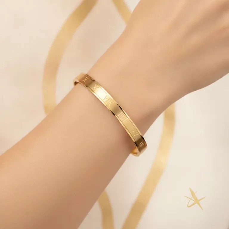 Bracelet chiffres romains doré gravé porté au poignet