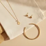 Parure de bijoux dorés accordés, collier bracelet et boucles