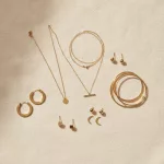 Collection capsule de bijoux minimalistes dorés