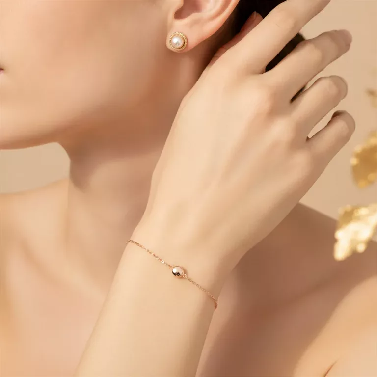 Bijoux or rosé portés, bracelet et boucles délicates