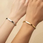Bracelets de couple assortis portés à deux poignets
