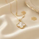Collier trèfle doré et nacre, symbole de chance