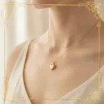 Collier cœur doré porté, symbole d'amour et d'attachement