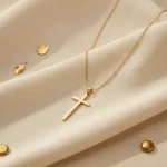Collier croix femme dorée sur chaîne fine