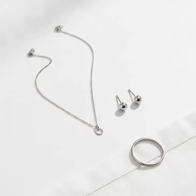 Bijoux minimalistes en acier inoxydable