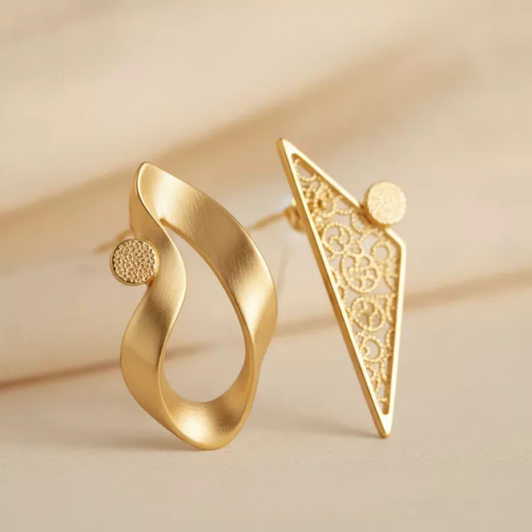 Boucles d'oreilles asymétriques dorées en acier inoxydable, gros plan élégant
