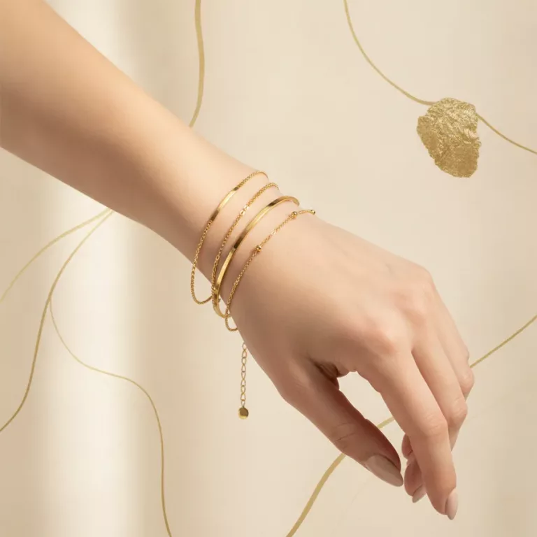 Bracelets en acier inoxydable doré portés au poignet, collection Luxalle