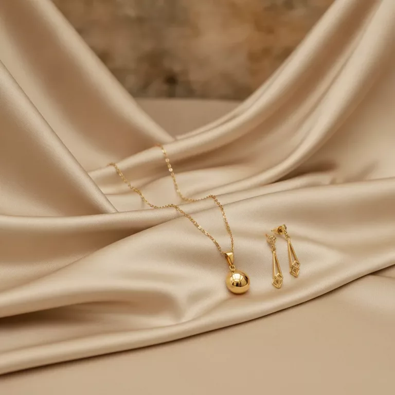 Parure dorée en acier inoxydable sur satin champagne