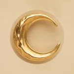 Pendentif lune doree univers astral en acier inoxydable