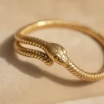 Bracelet motif serpent dore symbole fort en acier inoxydable