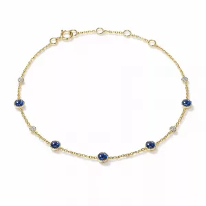 Le Bracelet fin chaine doré avec pierres bleues - Liora est un délicat bracelet en chaine doré avec alternance de pierres bleues et de pierres claires, terminé par un petit fermoir et de multiples anneaux de réglage.