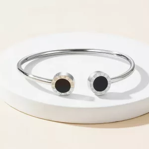 Jonc ouvert doré à cabochons de nacre et d’onyx
